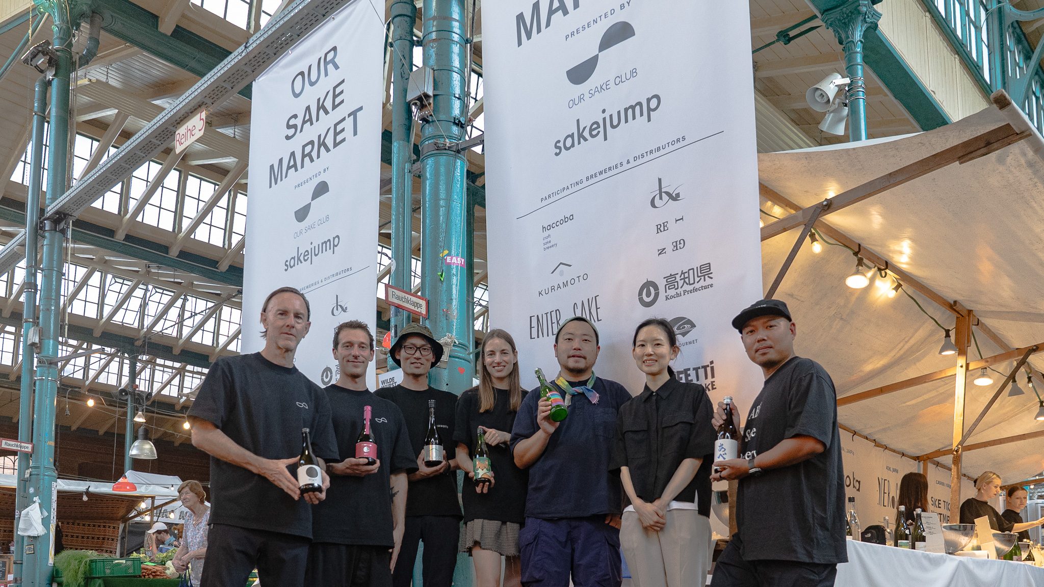 Markthalle Neun のホールに掲げられた OUR SAKE MARKET のバナー